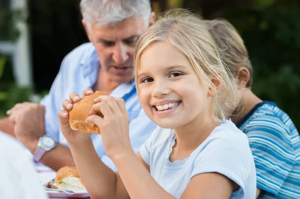 Menina comendo pão — Fotografia de Stock