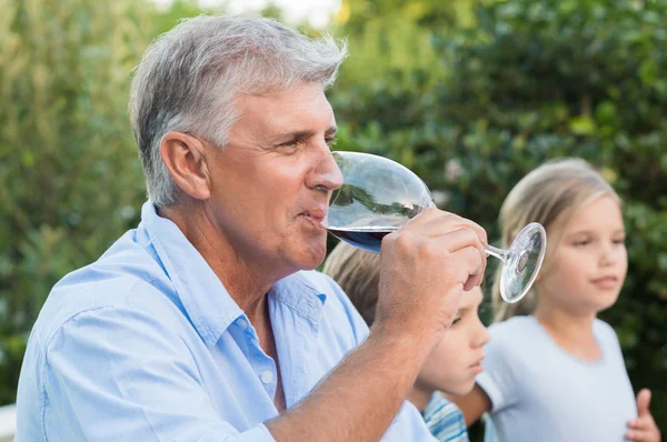 Uomo anziano bere vino — Foto Stock