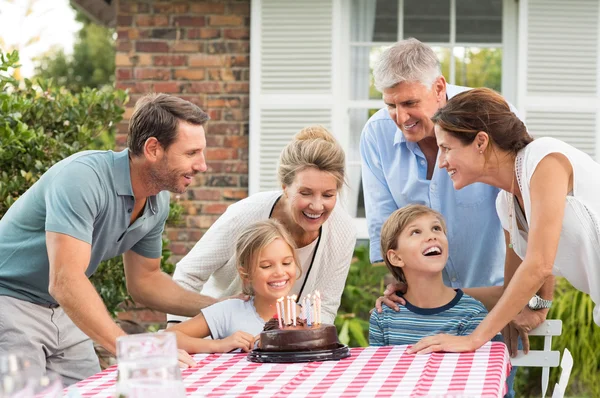 Familia disfrutando de fiesta de cumpleaños —  Fotos de Stock