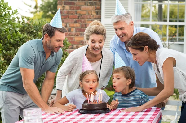 Cumpleaños de niña con familia — Foto de Stock