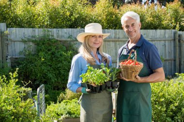 Sebze bahçesinde çift