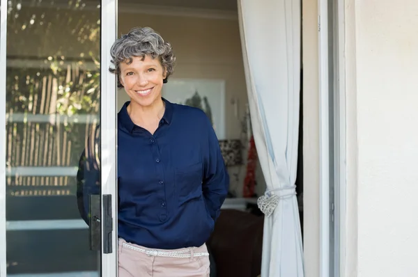 Senior mulher em casa — Fotografia de Stock