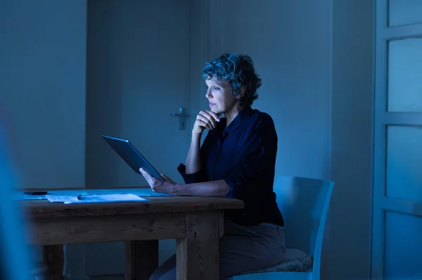 Geschäftsfrau arbeitet spät — Stockfoto