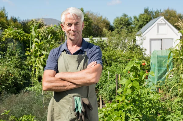 Agricoltore soddisfatto in giardino — Foto Stock