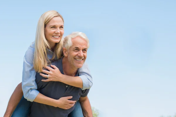 Szczęśliwy starszy para ciesząc — Zdjęcie stockowe