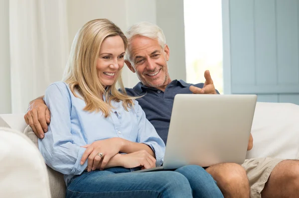 Pareja trabajando en portátil — Foto de Stock