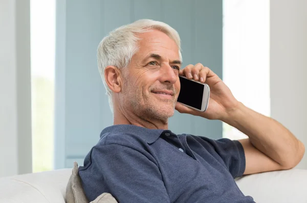 Homem falando ao telefone — Fotografia de Stock