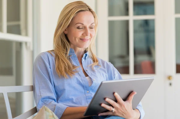 Frau benutzt Tablet — Stockfoto