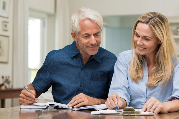 Pareja discutiendo economía doméstica —  Fotos de Stock