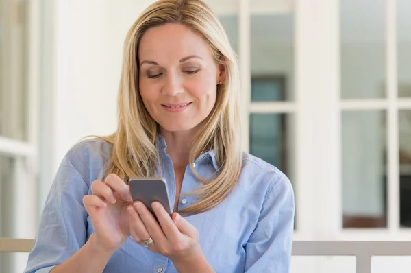 Woman texting message — Stock Photo, Image