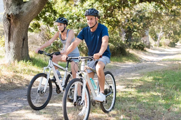 Casal de ciclismo no parque — Fotografia de Stock