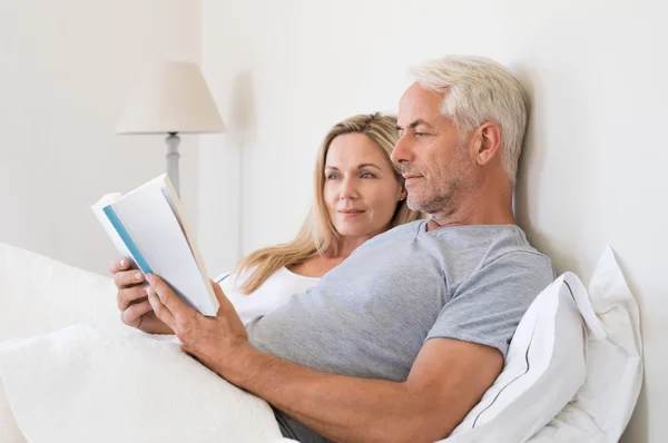 Libro de lectura de pareja —  Fotos de Stock