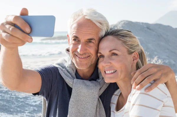 Starší pár přijetí selfie — Stock fotografie