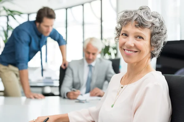 Feliz mujer de negocios senior — Foto de Stock