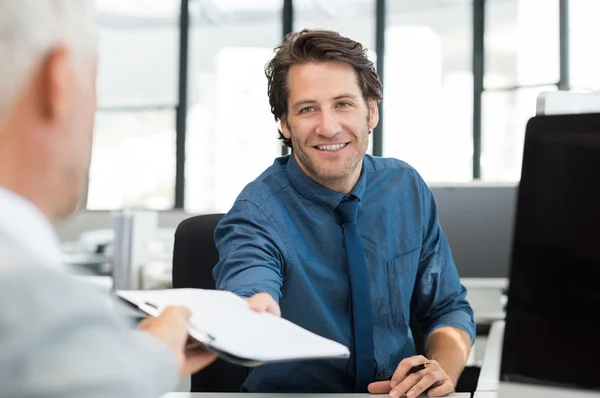 Geschäftsleute arbeiten zusammen — Stockfoto