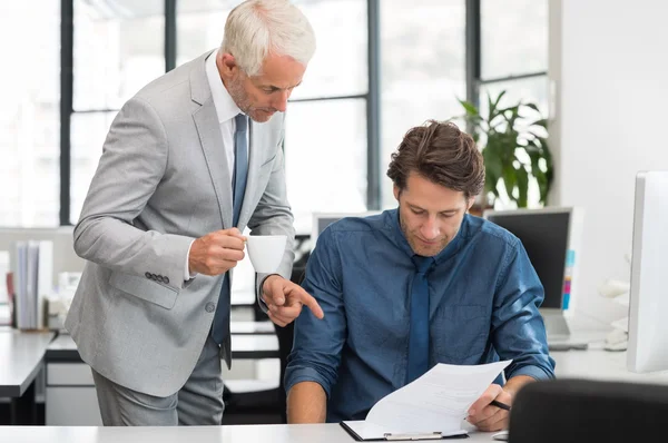 Exécutif et homme d'affaires travaillant — Photo