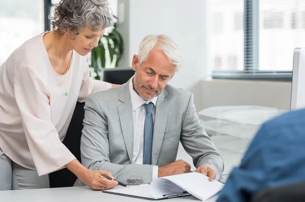 Maturo uomini d'affari che lavorano — Foto Stock