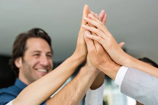 Pessoas de sucesso levantando as mãos — Fotografia de Stock