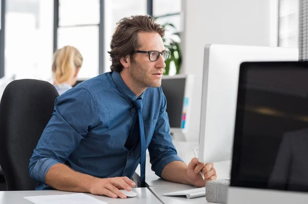 Empresário que trabalha no computador — Fotografia de Stock