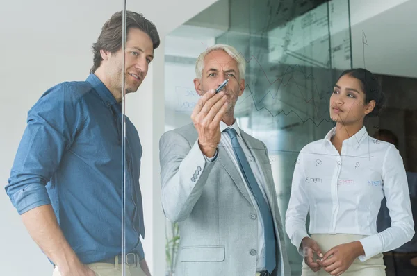 Equipe de Negócios Analisando Gráfico — Fotografia de Stock