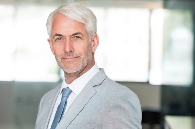 Kıdemli kendine güvenen iş adamı