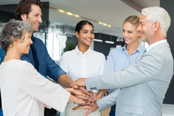 Geschäftsleute stapeln die Hände — Stockfoto