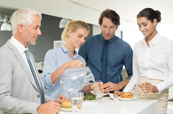 Business team njuter lunch — Stockfoto