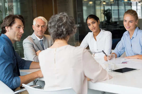 Equipe de negócios em conversa — Fotografia de Stock