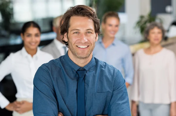 Hombre de negocios sonriente con colegas —  Fotos de Stock