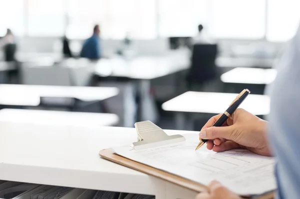 Mujer de negocios escribiendo —  Fotos de Stock