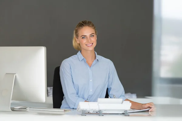 Mujer de negocios en la oficina —  Fotos de Stock