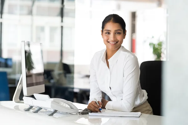 Vrolijke vrouw in kantoor — Stockfoto