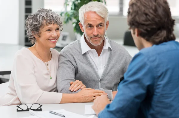 Senior paar met agent — Stockfoto