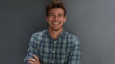 Gülen genç adam