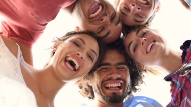 mutlu arkadaş kucaklama