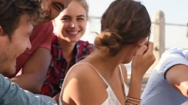 Grupo de amigos divirtiéndose