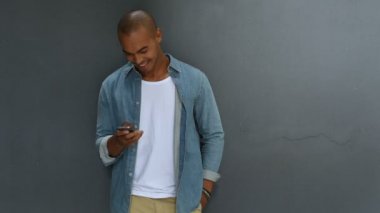 Akıllı telefon kullanan adam
