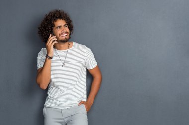 Mutlu adam telefonda konuşuyor