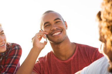 Telefonda konuşan adam