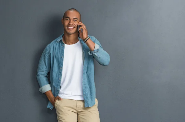 Man pratar över telefon — Stockfoto