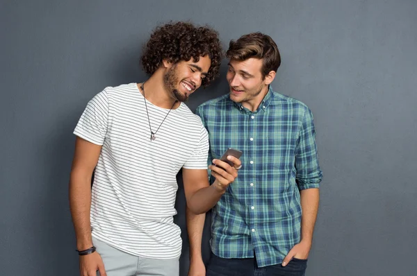 Vänner tittar på telefon — Stockfoto