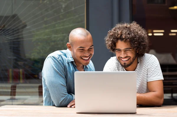 Twee vrienden met behulp van laptop — Stockfoto