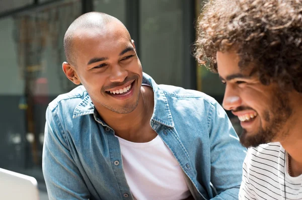 Dois amigos rindo — Fotografia de Stock