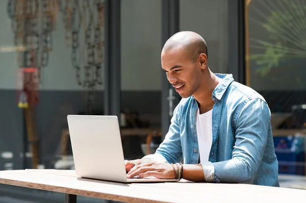 Man werkt op laptop — Stockfoto