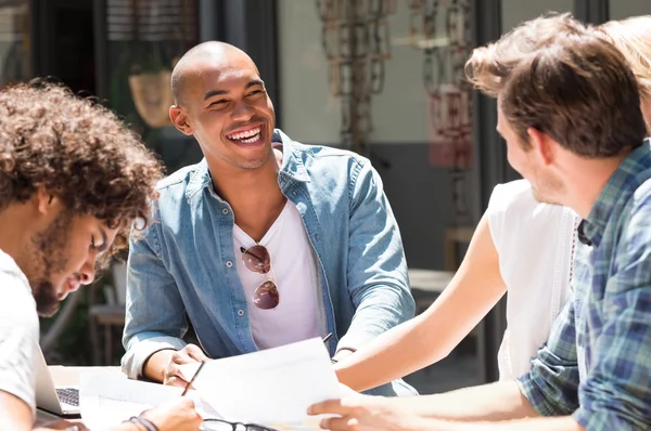 Studenti che godono e studiano — Foto Stock