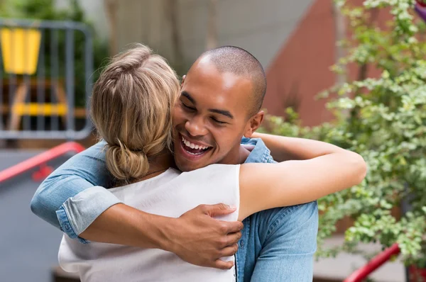 Jovem casal abraço — Fotografia de Stock