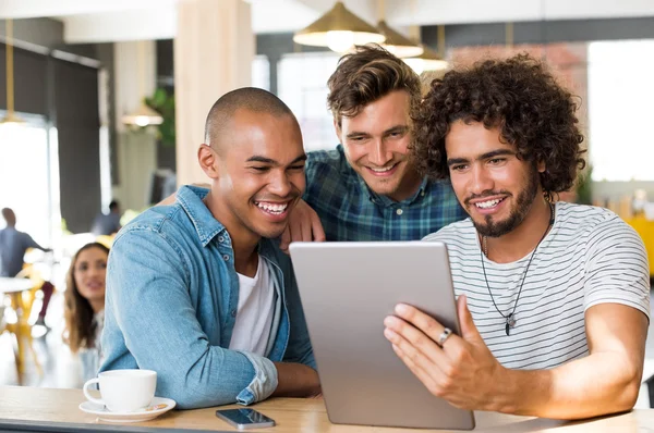 Amigos usando tablet — Fotografia de Stock