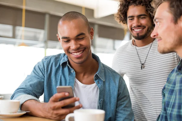 Junger Mann nutzt Smartphone — Stockfoto