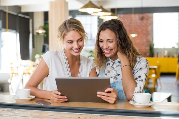 Two friends using tablet — Stock Photo, Image