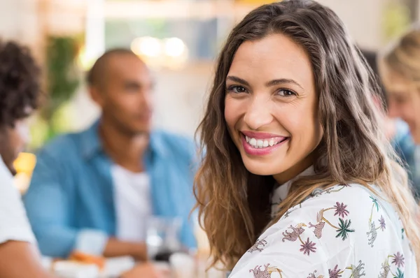 Leende flicka på cafeteria — Stockfoto